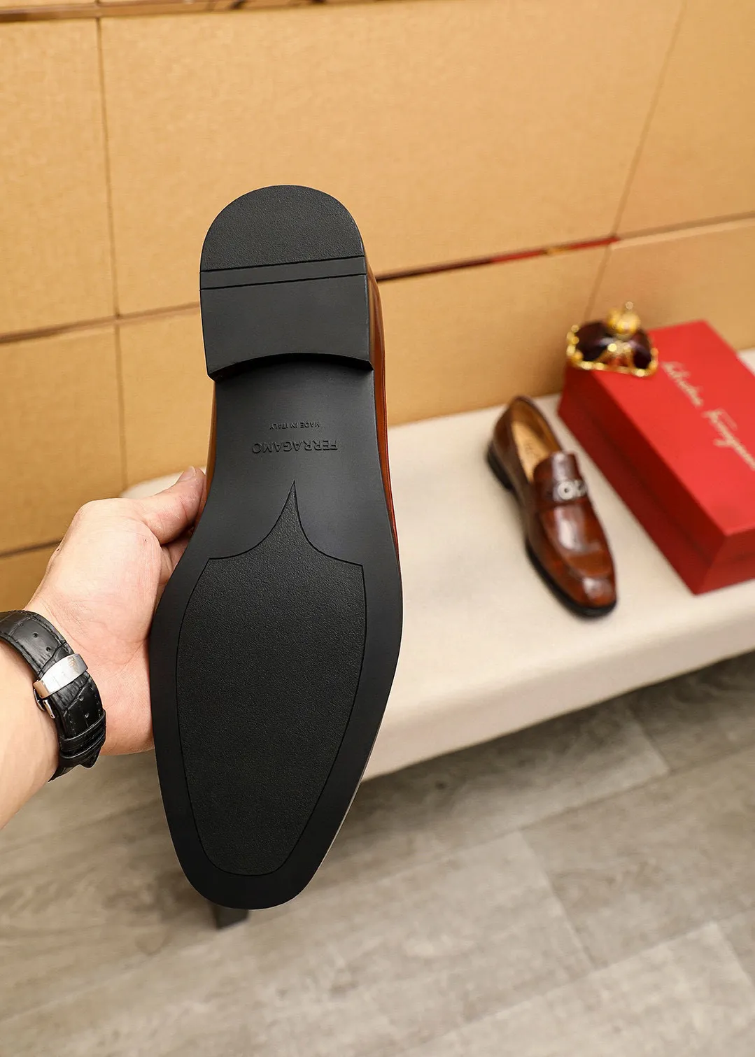 Men's shoes 💰460 💐 Product trademark: Ferragamo "Ferragamo" casual leather shoes Regular size: 38-44 (45.46🉑️customized) Product materials: Selected imported first-layer open-edge beaded cowhide leather upper + luxury hardware buckle, imported water-dyed cowhide leather lining. Strong three-dimensional visual effect, original rubber outsole Color: 1⃣️color optional
